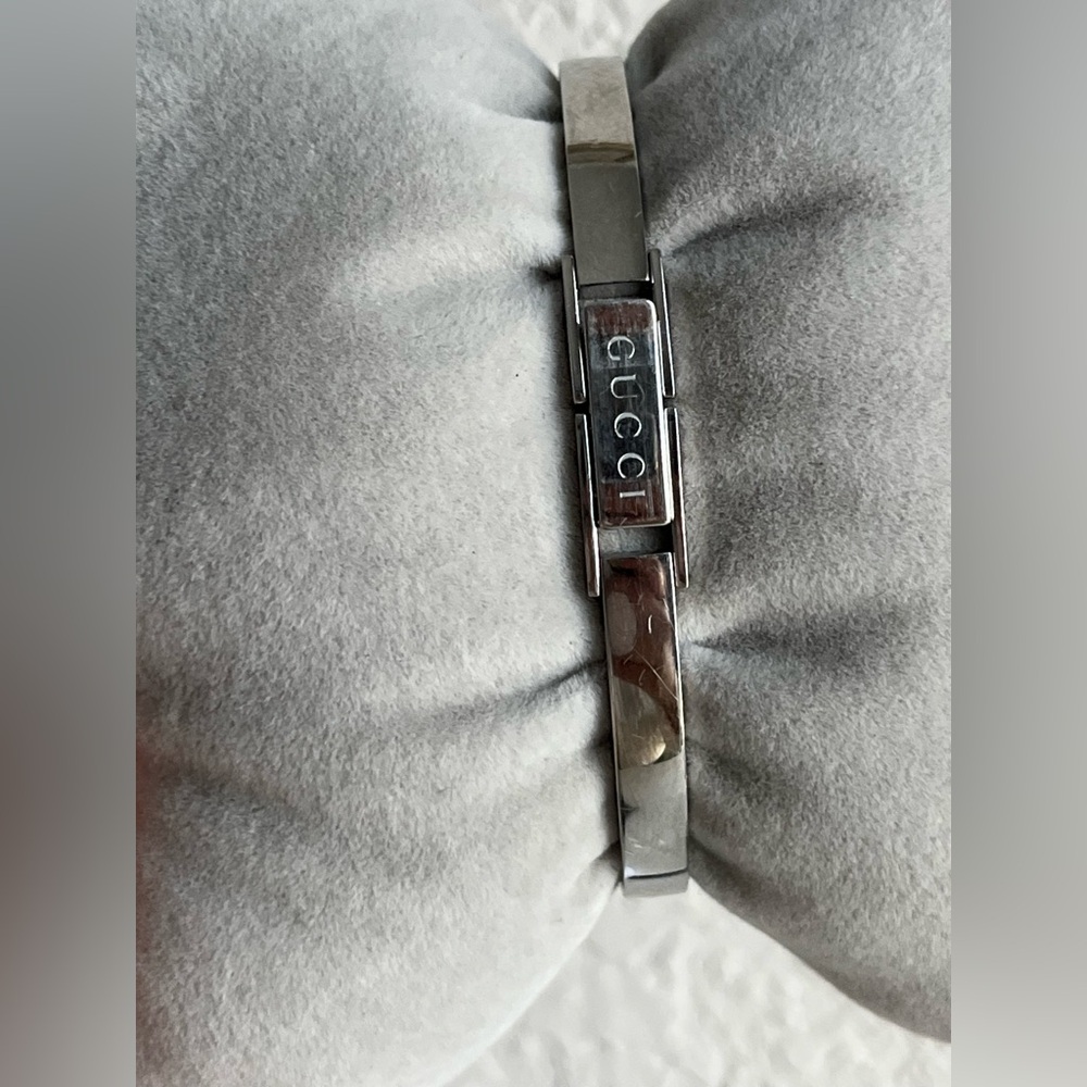 Gucci bangle 105 ladies Watch model YA105518 sherry line. - Picture 10 of 15